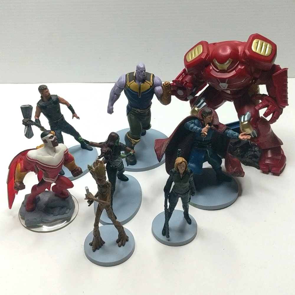Avengers figurines lot of 8